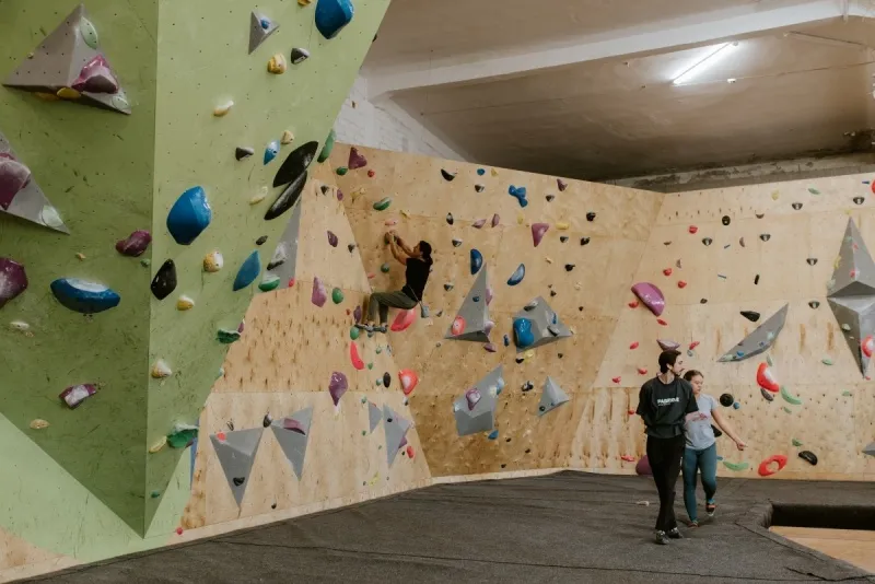 Fabrique espacio de escalada y coworking