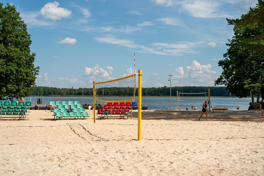 Plage centrale du lac Stropu