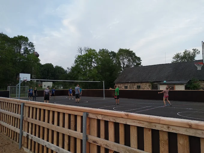 Campo deportivo multifuncional de Kalniena