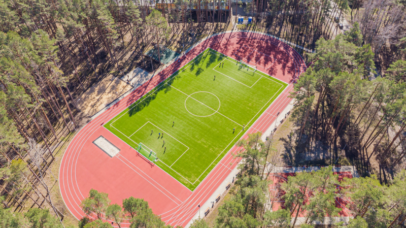 Campo sportivo presso la scuola primaria Mežmala di Jūrmala