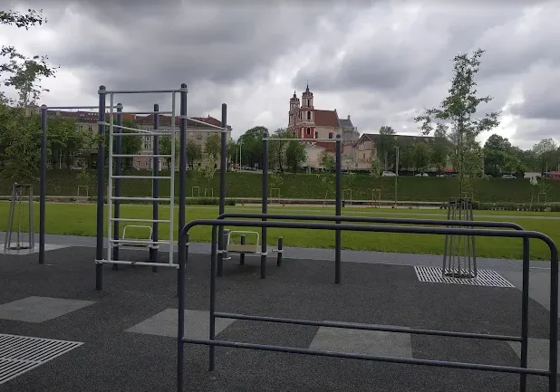 Área de entrenamiento al aire libre en la calle Upės