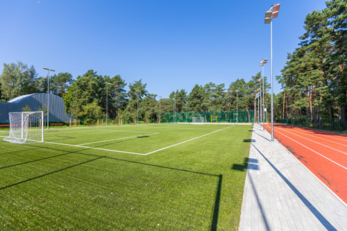 Campo deportivo junto a la escuela Mežmala de Jūrmala