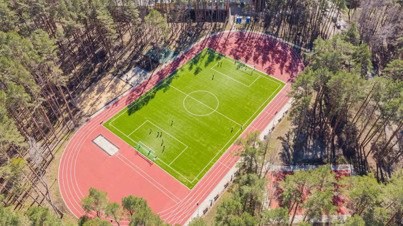 Campo deportivo junto a la escuela Mežmala de Jūrmala