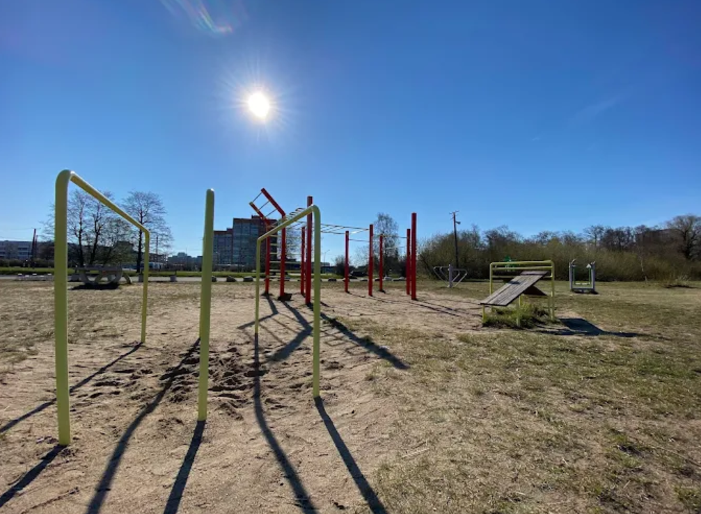 Drążki street workout przy Paldiski maantee w Tallinnie