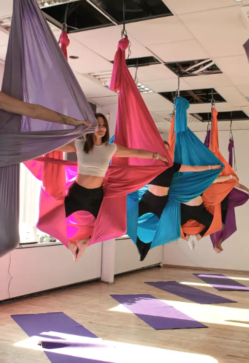 Estudio de aerial yoga Sky Gravity en Tallin
